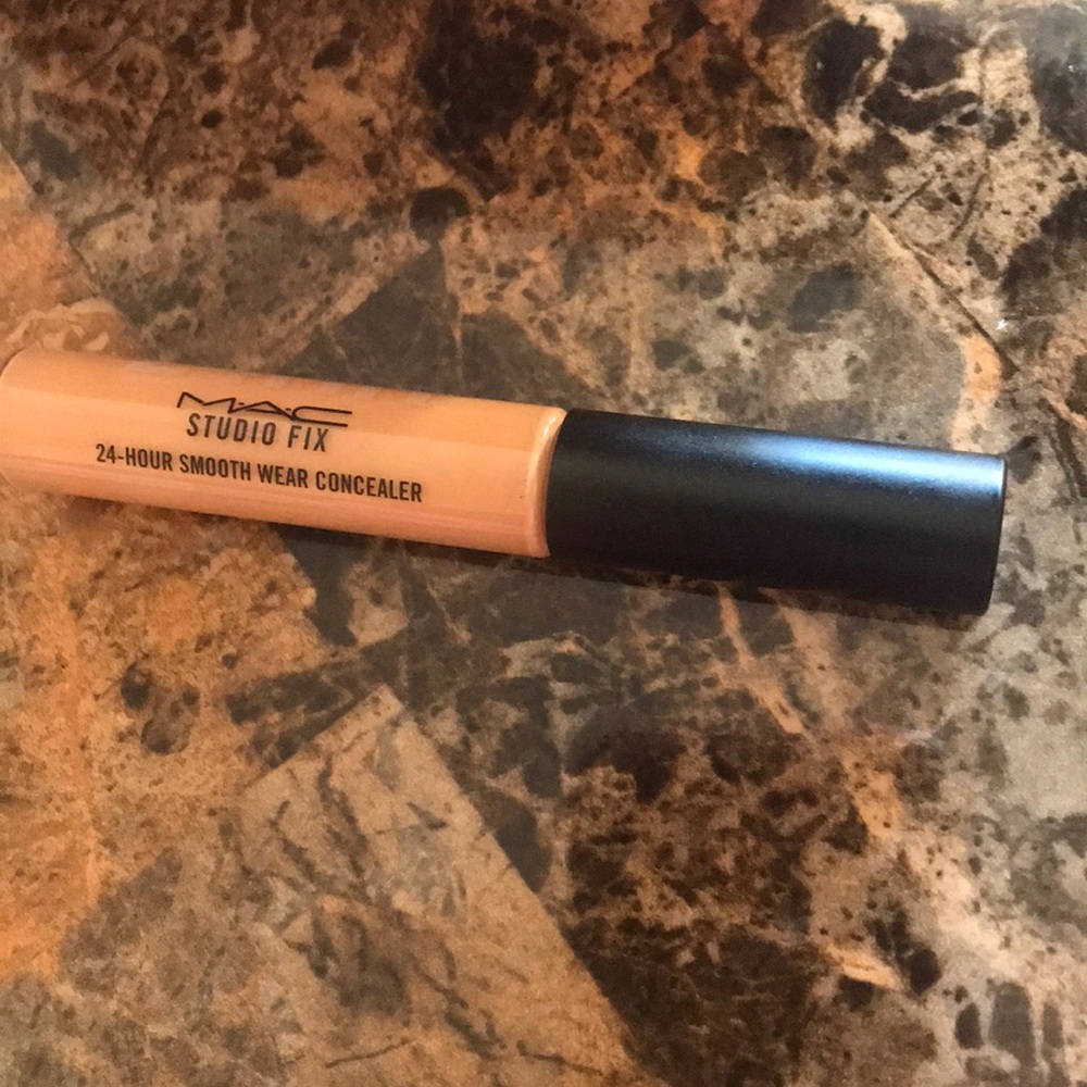 Mac 24-Hour Studio Fix Smooth Wear Concealer NC40